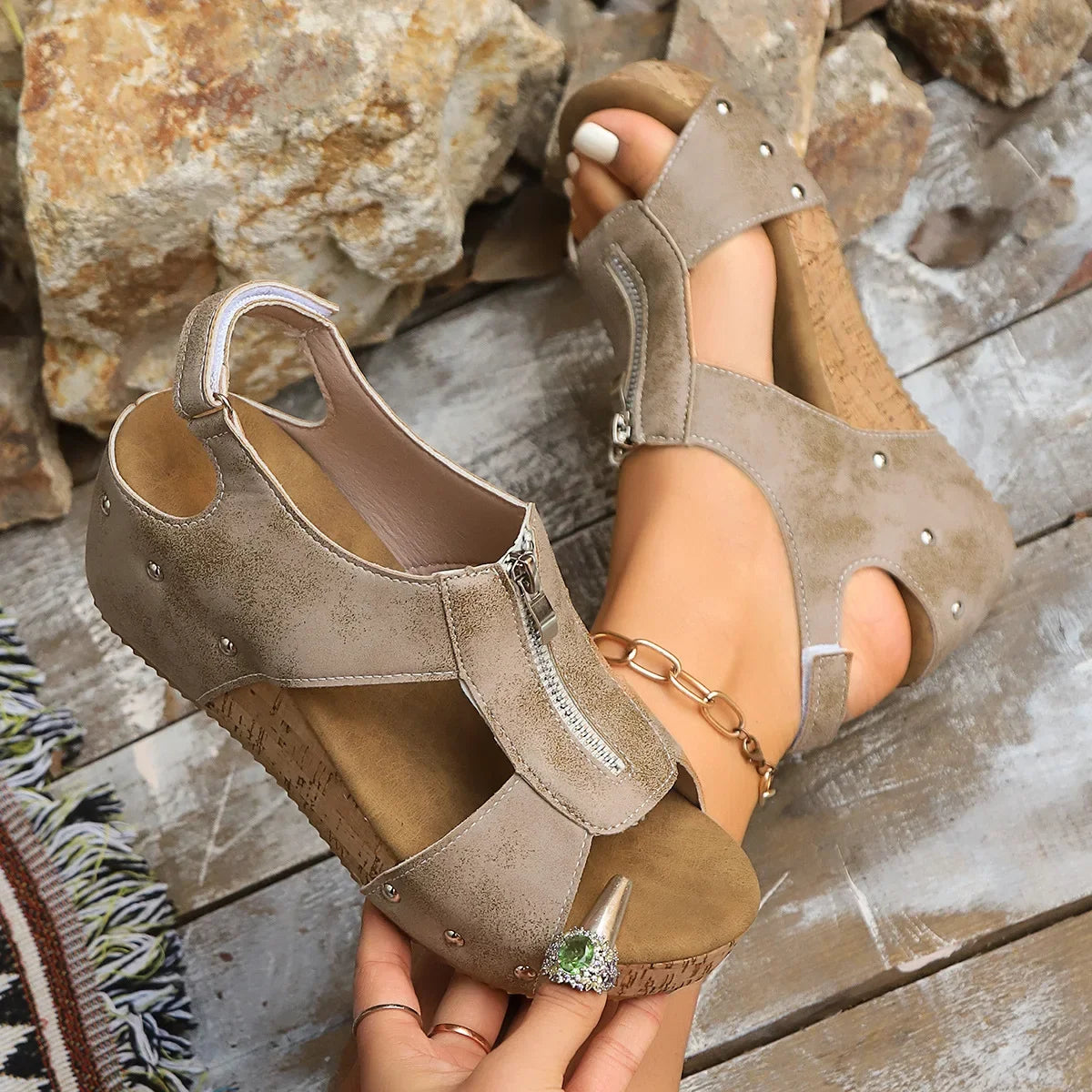 Wedge Heel Sandals for Women Summer Lightweight Outdoor Heightening Thick Platform Sandals for Women Embellished with Rivets